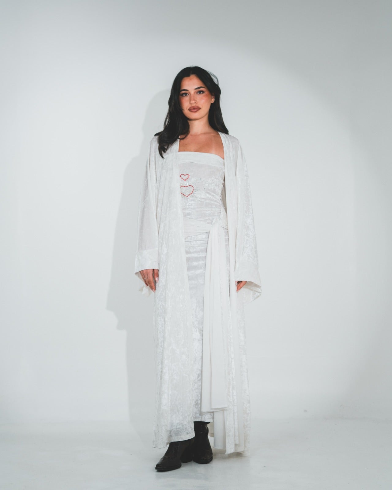 أبيض مائل للبيج