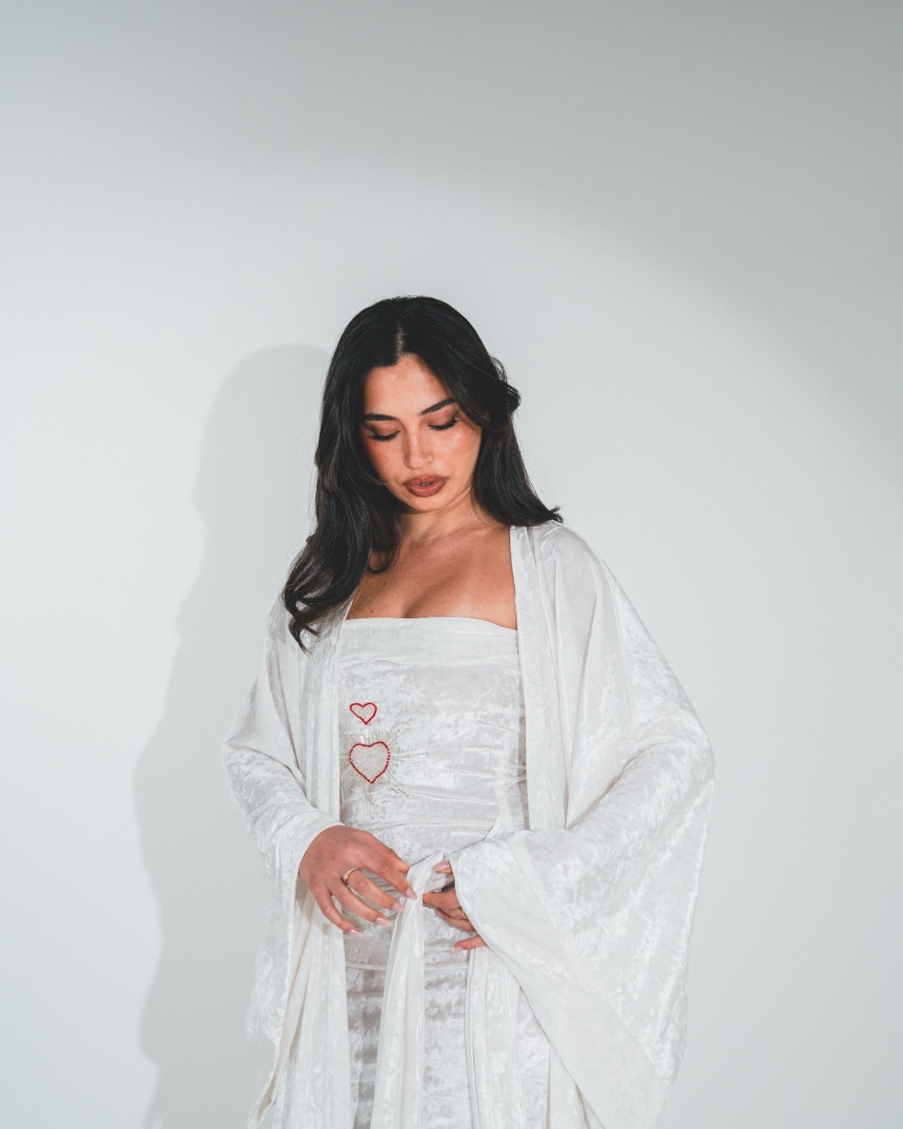 أبيض مائل للبيج