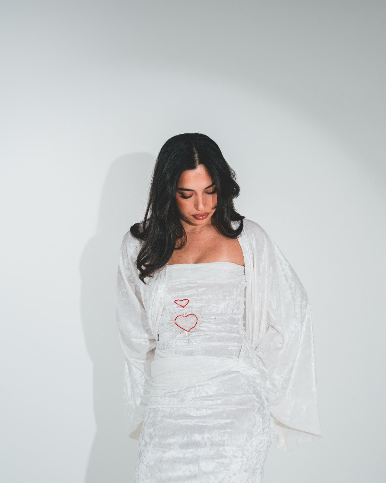 أبيض مائل للبيج