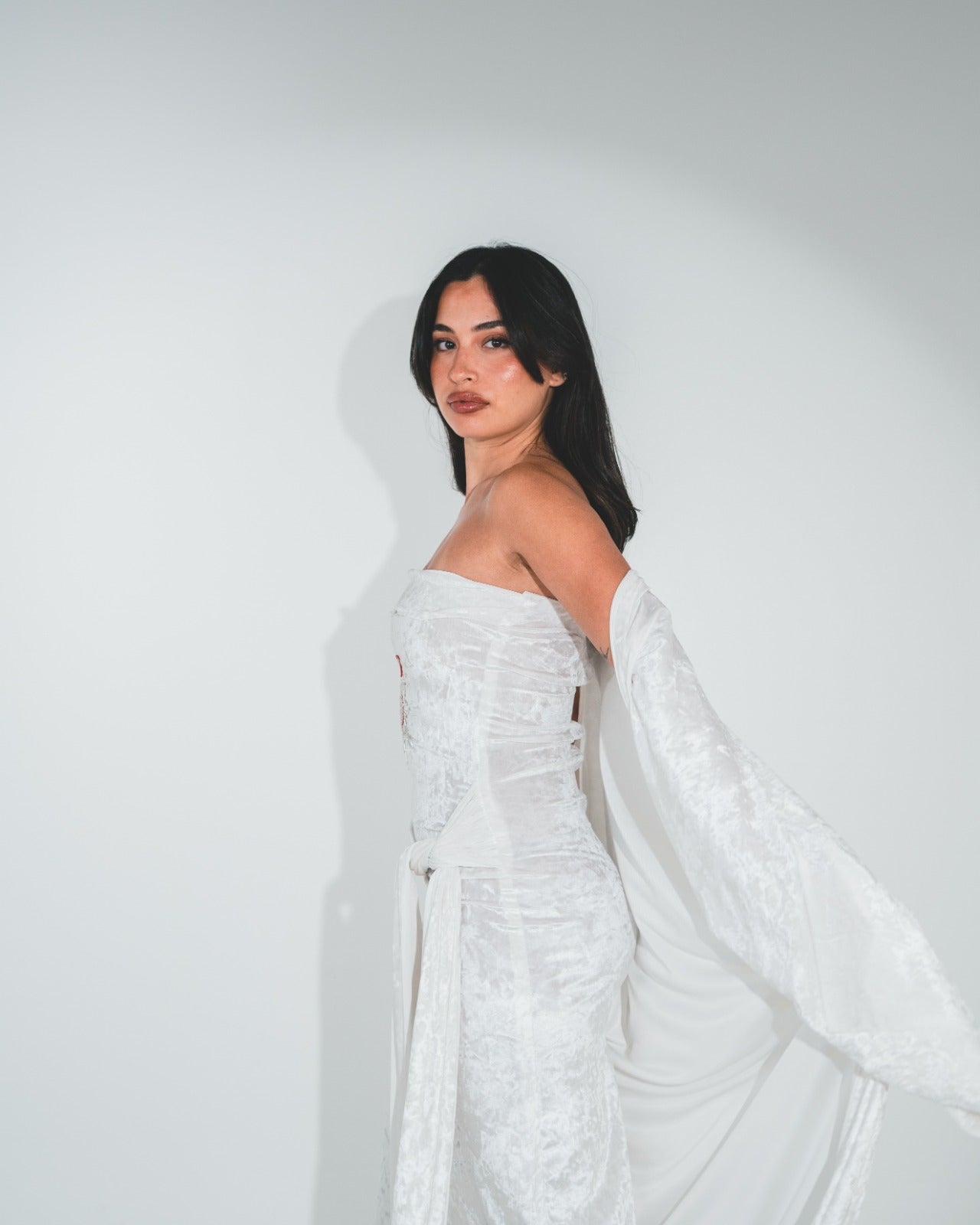 أبيض مائل للبيج