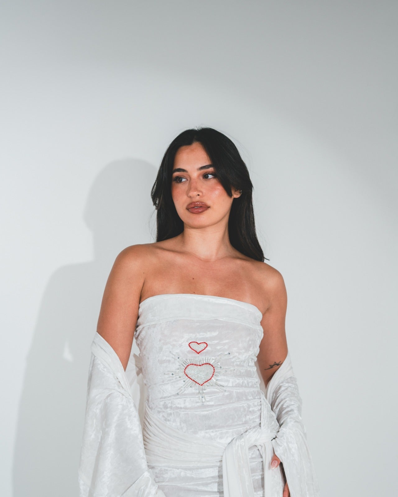 أبيض مائل للبيج